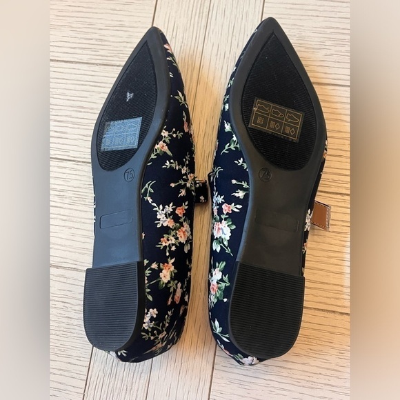 Journee new w/out tags, navy, floral, pointy toed flats, Mary Jane style. 7.5 - Picture 3 of 5